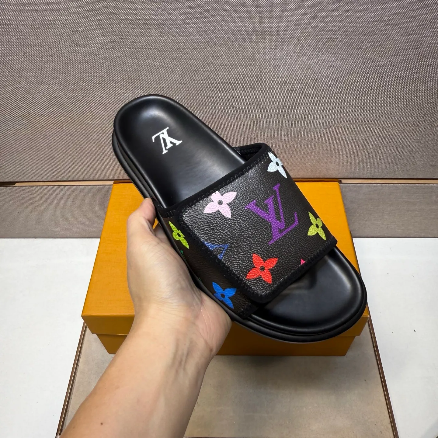 ⬛️Men's shoes 💰p320 [LV～] Men's casual slippers 2025z cabinet sales simultaneously 🔶Size: 38-44 #️⃣ 🔷2 colors🔜The upper is made of multi-material splicing➕Genuine leather lining, comfortable and breathable, sole: original comfortable and wear-resistant outsole, ⚠️Real shot📱Photographed🎬The real thing is better📢📢📢